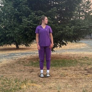 EUC small Figs scrub set